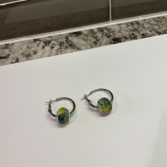 Women’s Clay Green Bead Silver Tone Hoop Signed Viva Beads - Picture 2 of 9